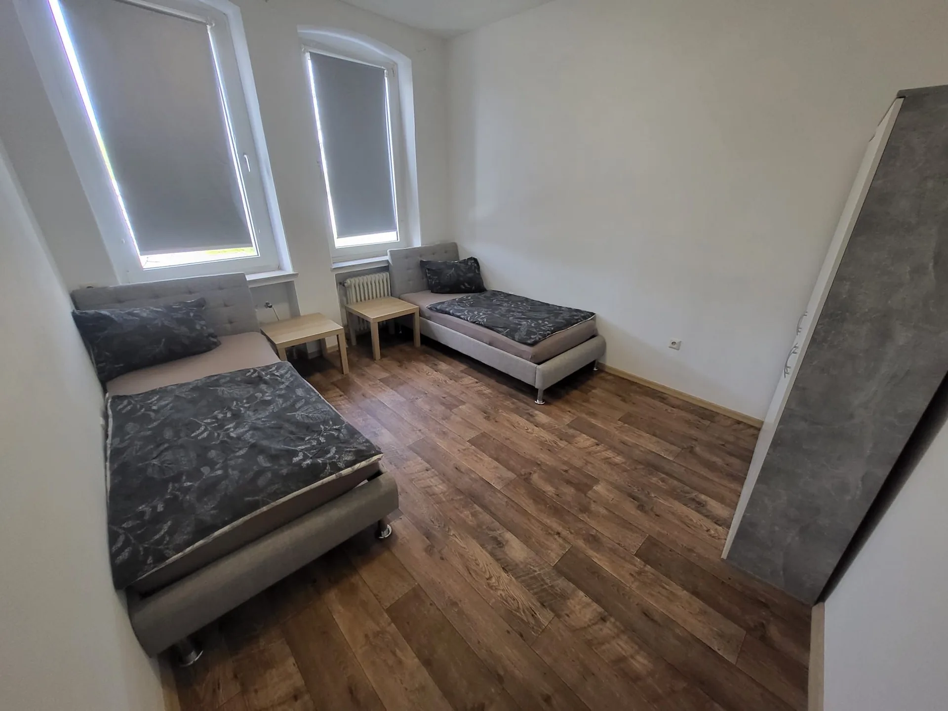 Zimmer mit zwei Einzelbetten und Tisch